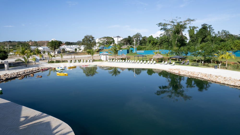 Casas con laguna artificial y club de playa: lujo accesible en Panamá